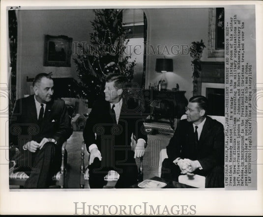 1961 Press Photo Pres. Kennedy with Johnson & McNamara in his winter home - Historic Images