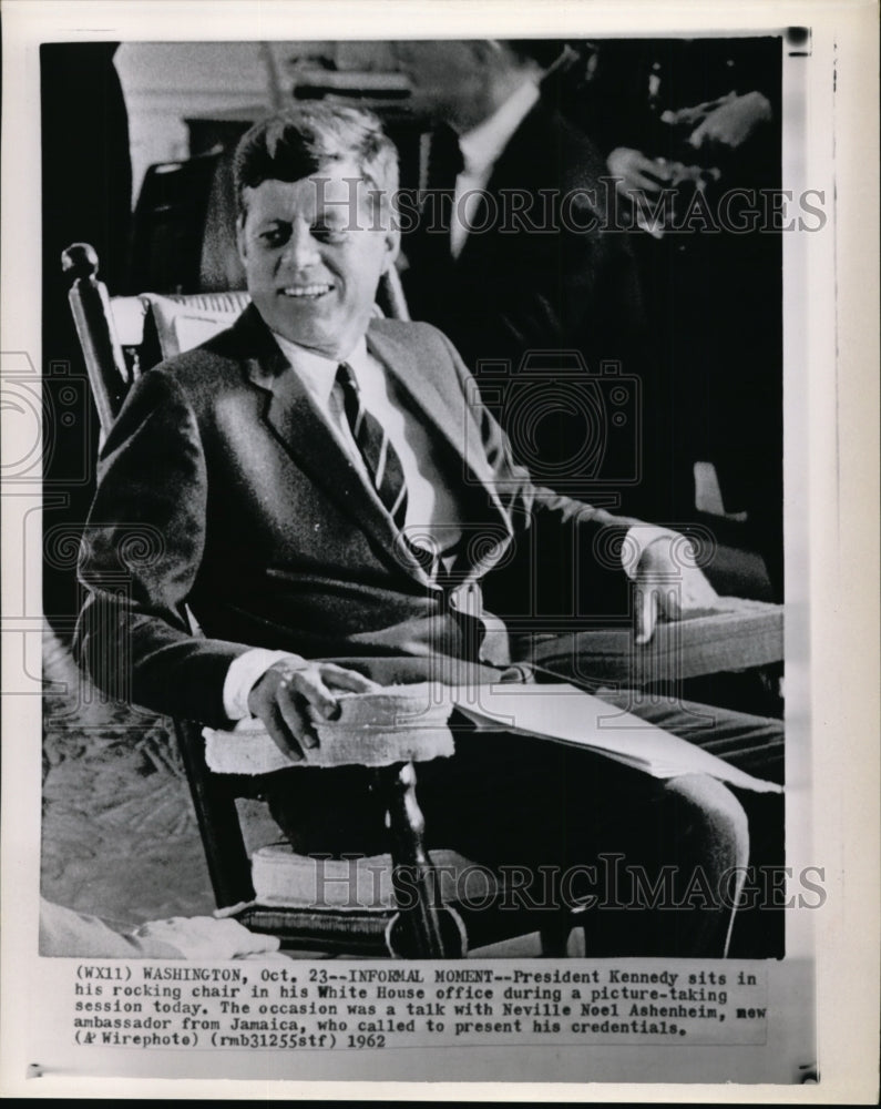 1962 Press Photo Pres. Kennedy in his rocking chair in White House - Historic Images