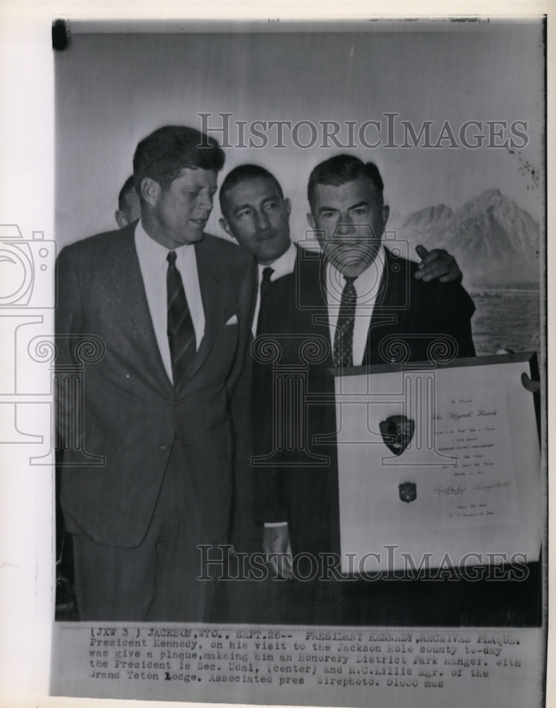 1963 Press Photo Kennedy receives plaque in his visit at Jackson Hole county - Historic Images