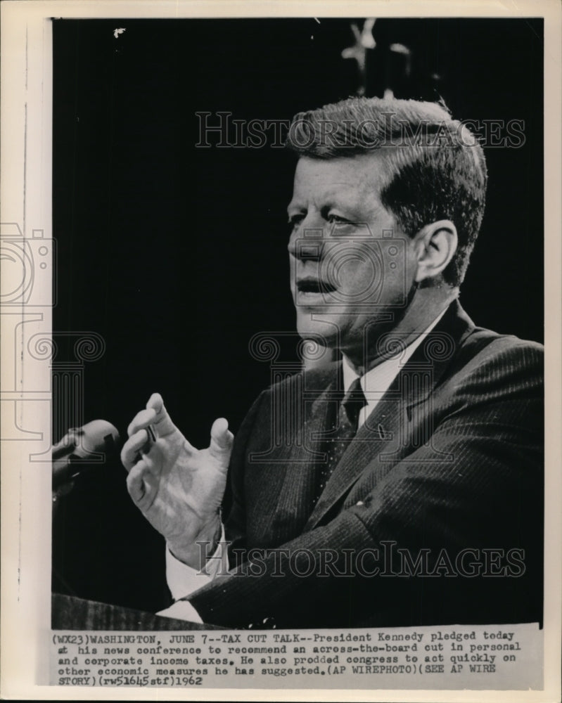 1962 Press Photo Pres. Kennedy in cut in personal & corporate income tax talk - Historic Images