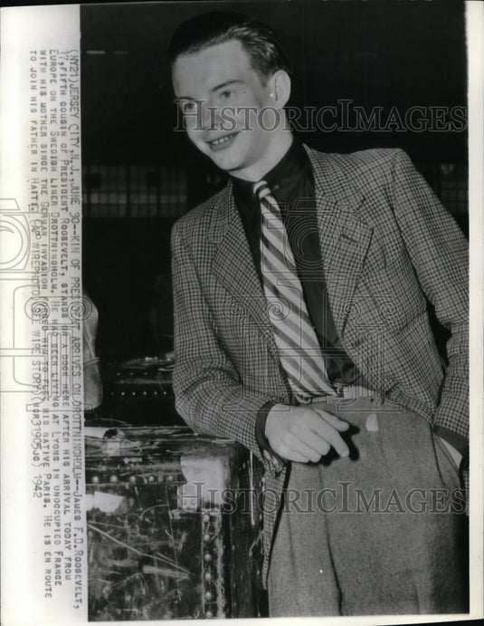 1942 Press Photo James Roosevelt stands in dock on his en route in Haiti - Historic Images