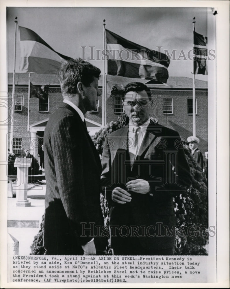 1962 Press Photo President Kennedy briefted by an aide Ken O&#39;Donnell. - Historic Images