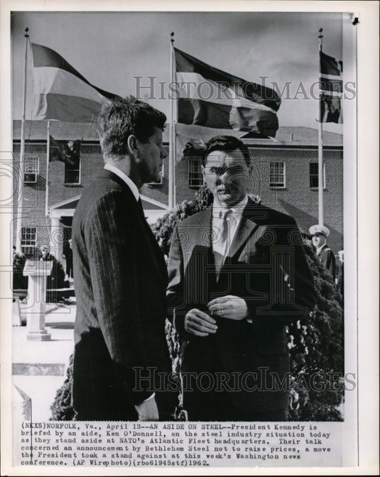 1962 Press Photo President Kennedy briefted by an aide Ken O'Donnell. - Historic Images