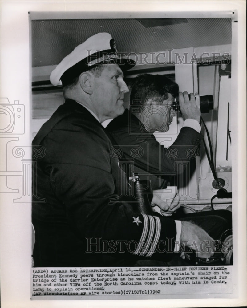 1962 Press Photo President Kennedy look through Binoculars of Carrier Enterprise - Historic Images