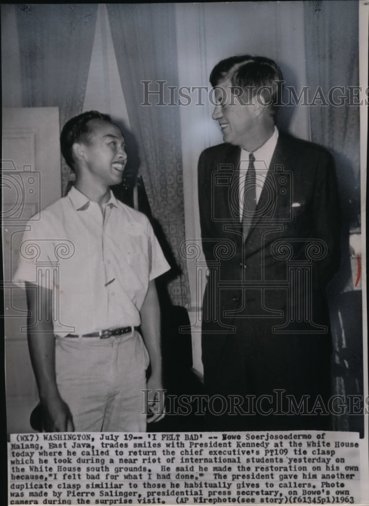 1963 Press Photo Pres. Kennedy and Bowo Soerjosoedermo of Malang, East Java - Historic Images