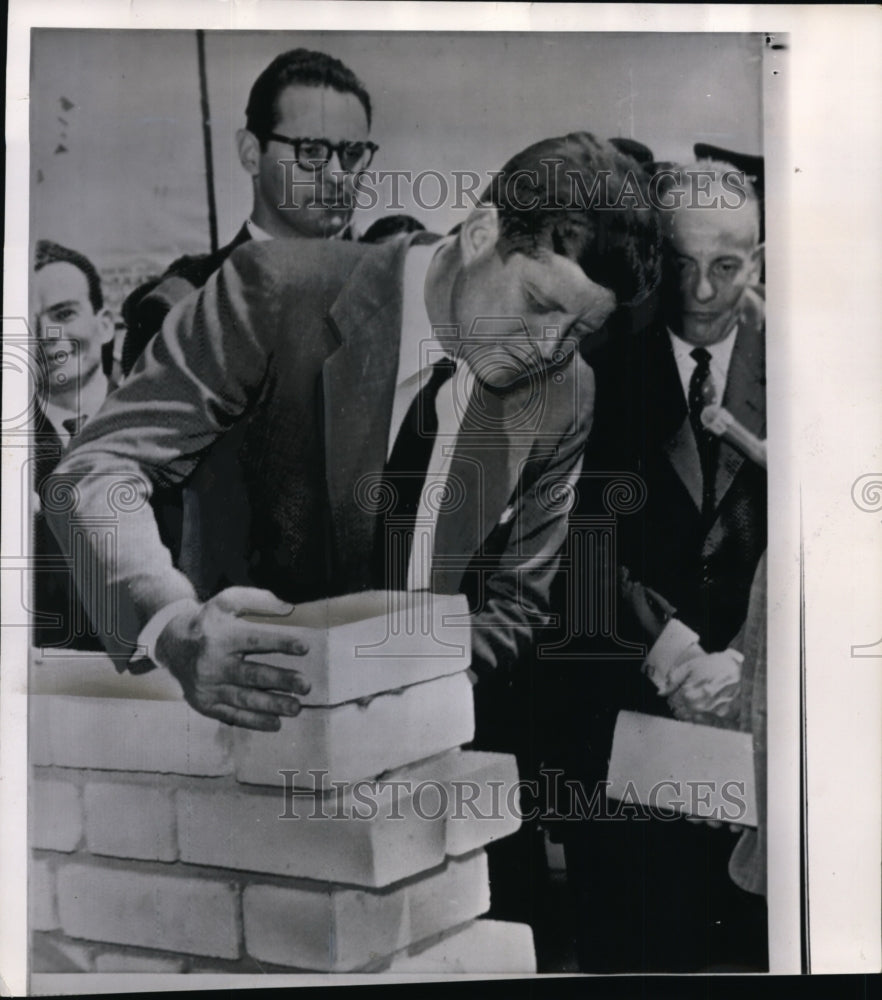 1961 Press Photo Pres. Kennedy lays a symbolic brick at a housing project - Historic Images