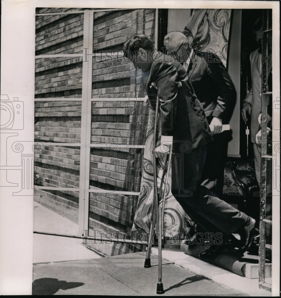 1961 Press Photo Pres. Kennedy leaves a hotel ballroom with the aid of crutches - Historic Images