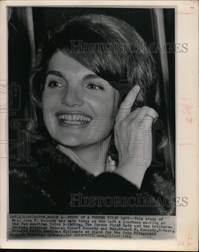 1964 Wire Photo Mrs.John F. Kennedy at the Pan American Building. - cvw13482 - Historic Images