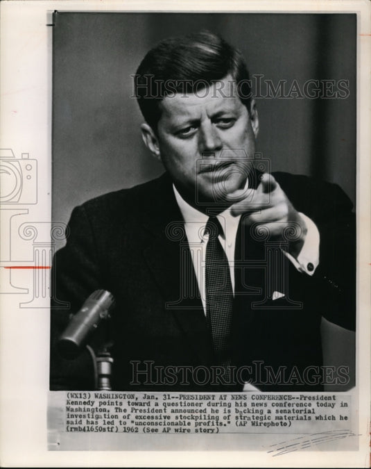 1962 Press Photo Pres.Kennedy points toward during conference at the White House - Historic Images