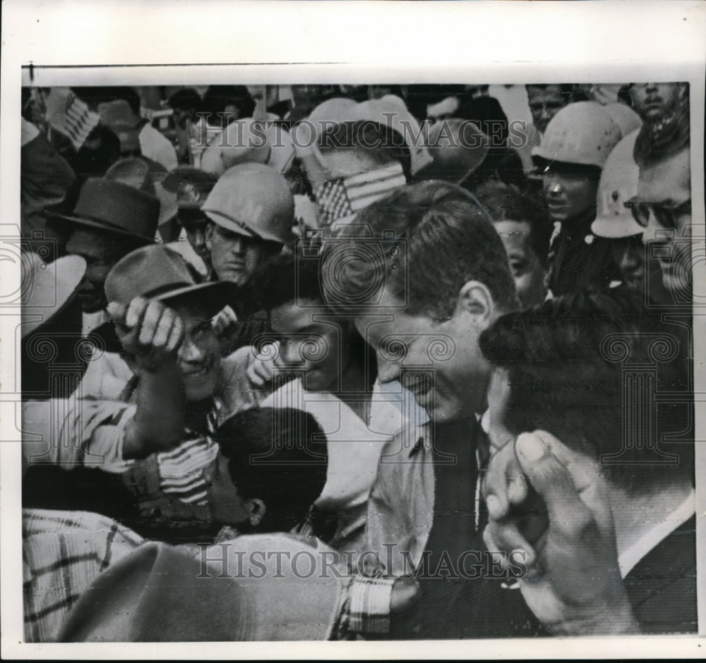 1961 Press Photo Pres. John Kennedy with farmer at Lo Morita Southwes of Caracas - Historic Images