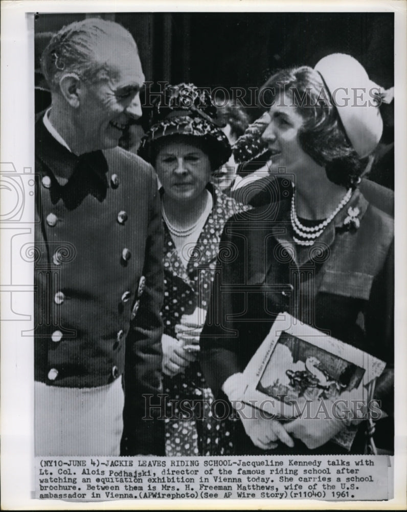 1961 Press Photo Jacqueline Kenendy talks with Col. Alois Podhajski in Vienna - Historic Images