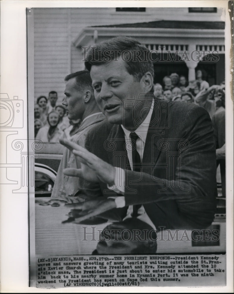 1961 Press Photo President Kennedy waves and answers greeting of many tourists - Historic Images