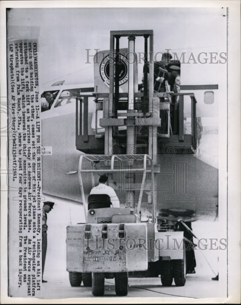 1961 Press Photo President Kennedy leaning on his left crutch and holding - Historic Images