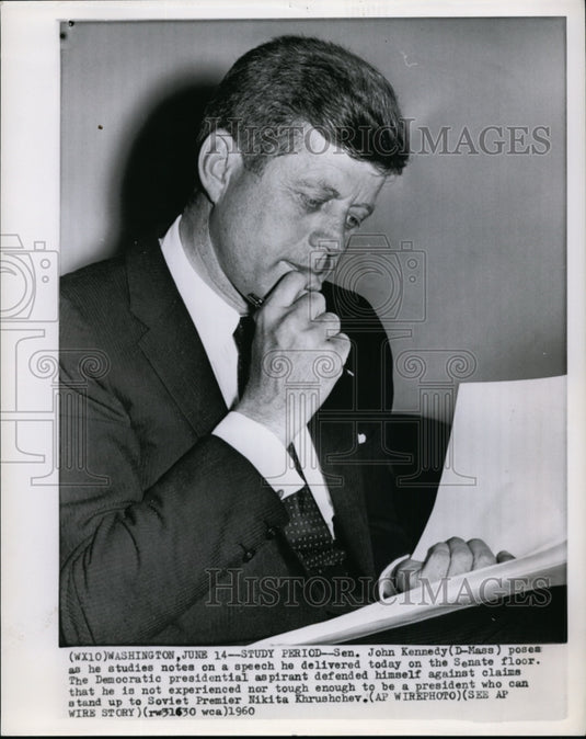 1960 Press Photo Sen John Kennedy studies notes on speech on Senate floor - Historic Images