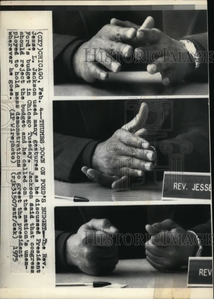 1975 Press Photo Rev Jesse Jackson used many gestures discussing Chicago budget - Historic Images