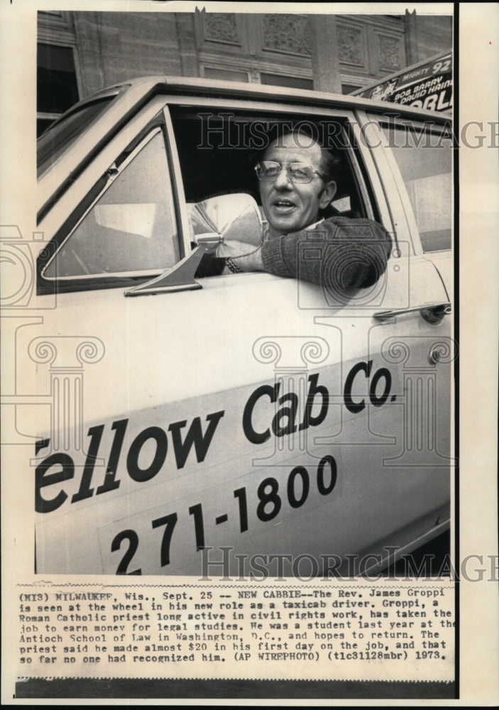 1973 Press Photo Rev. Groppi is seen in his new role as a taxicab driver - Historic Images