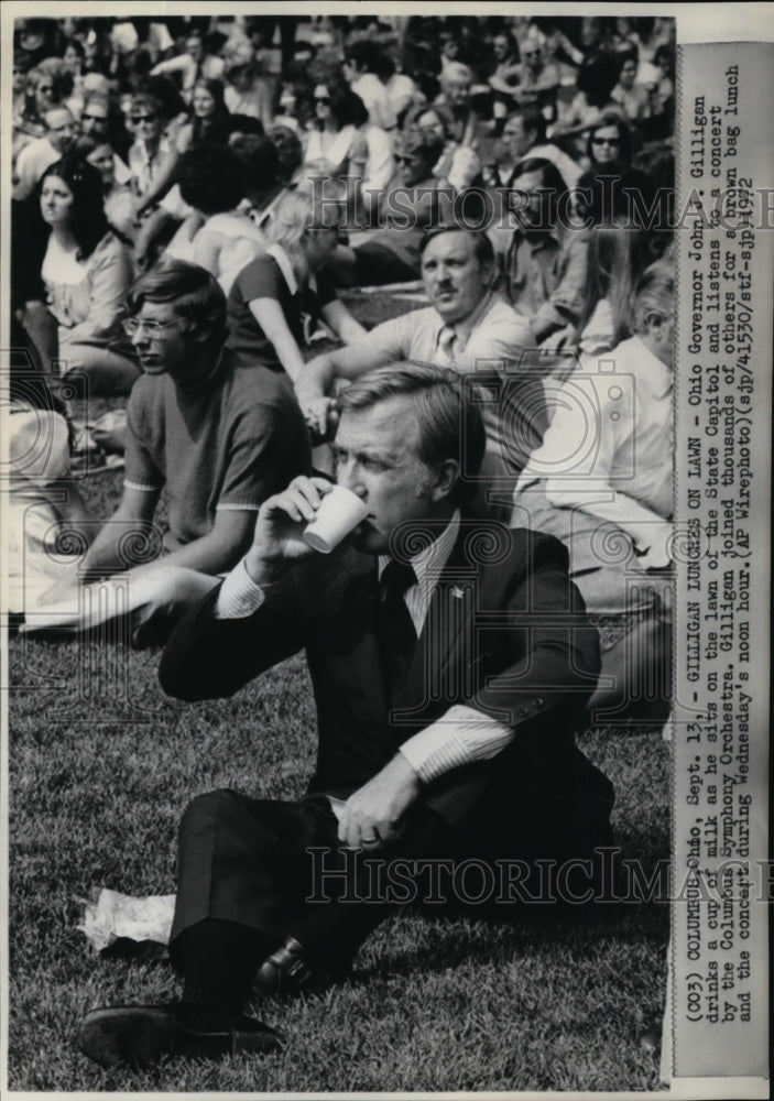 1972 Press Photo Gov. Giligan lunches on lawn of the Sate Capitol - Historic Images