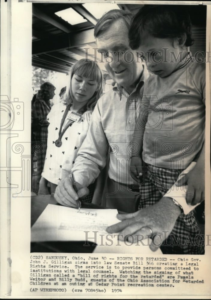 1974 Press Photo Gov. Giligan signs Senate Bill 366 creating rights for retarded - Historic Images