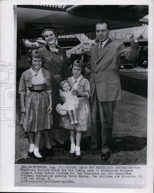 1956 Press Photo Pres. Richard Nixon and family pose in Wash. Natl.Airport. - Historic Images