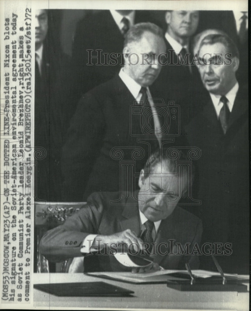 1972 Press Photo Pres. Nixon blots his signature  on the agreement - Historic Images