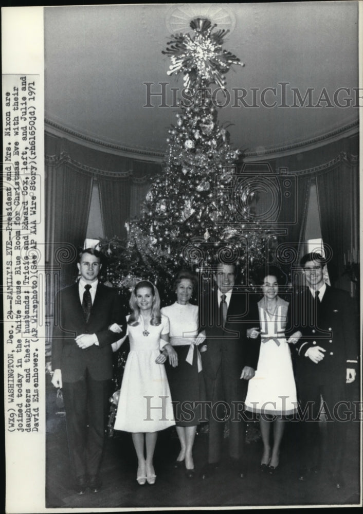 1971 Press Photo Nixon family's Christmas Eve in the White House Blue Room - Historic Images