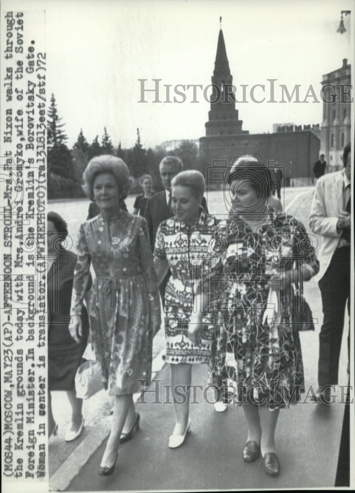 1972 Press Photo Mrs. Nixon&#39;s afternoon stroll through the Kremlin grounds - Historic Images