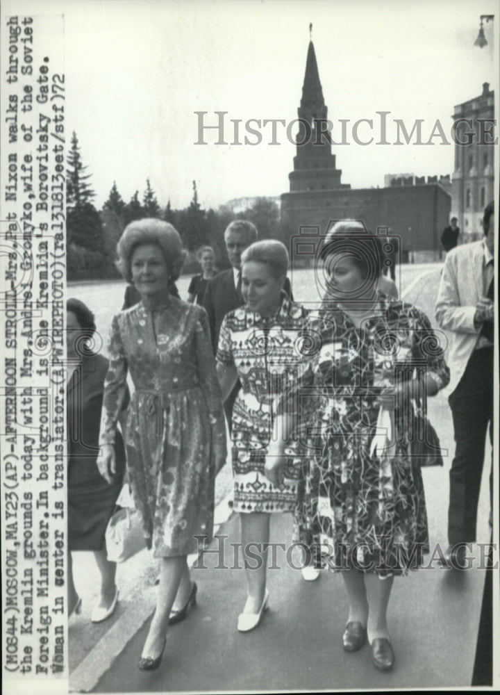 1972 Press Photo Mrs. Nixon's afternoon stroll through the Kremlin grounds - Historic Images