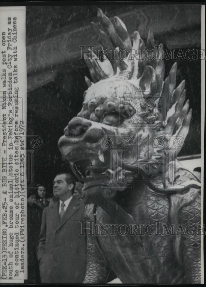 1972 Press Photo Pres. Nixon walks past open mouth of huge bronze animal statue - Historic Images