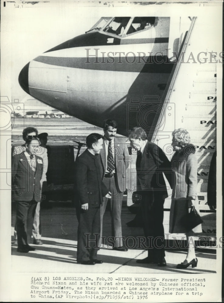 1976 Press Photo Ex-Pres. Nixon welcomed by Chinese official at LA Int&#39;l Airport - Historic Images