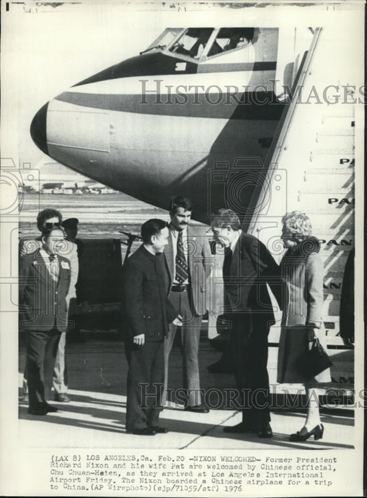 1976 Press Photo Ex-Pres. Nixon welcomed by Chinese official at LA Int'l Airport - Historic Images