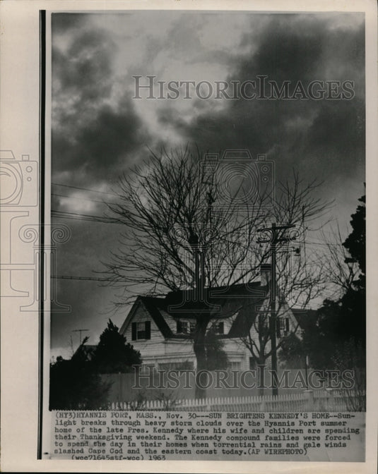 1963 Press Photo Sun Brightens Kennedy's Home at the Hyannis Port - Historic Images