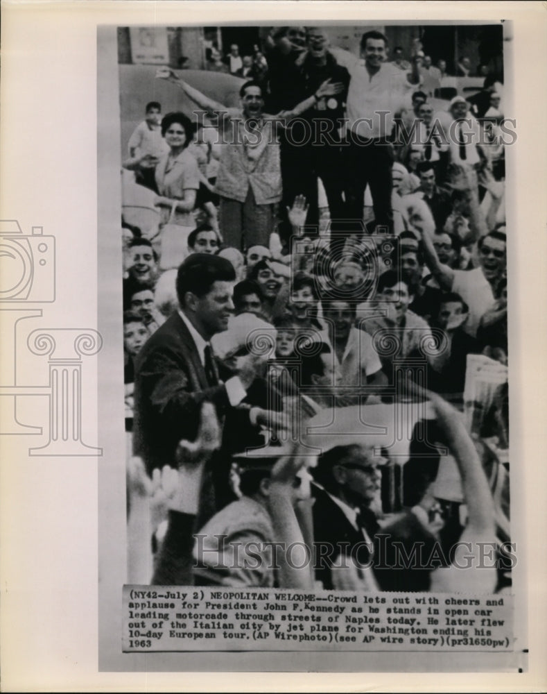 1963 Press Photo Neopolitan Welcome Pres. Kennedy through streets of Naples - Historic Images