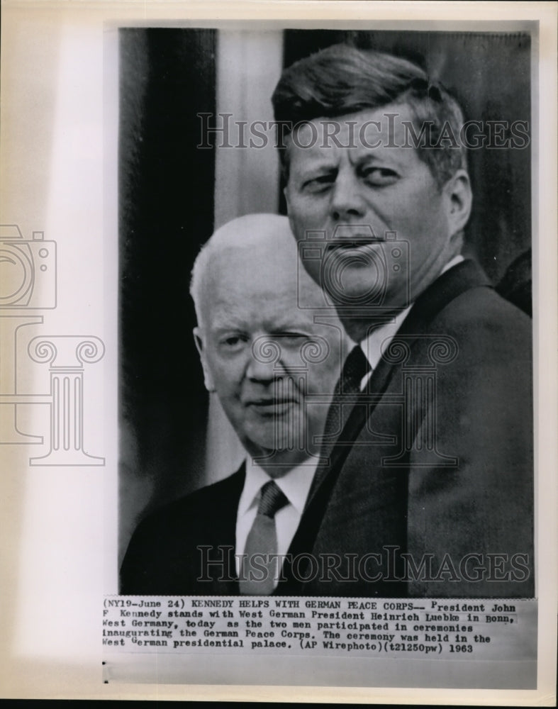 1963 Press Photo Pres. Kennedy helps with German Pace Corps in Bonn, D-W - Historic Images