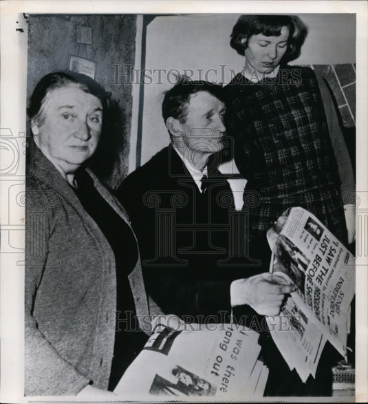 1963 Press Photo Sad-faced cousins of President Kennedy read accounts - Historic Images
