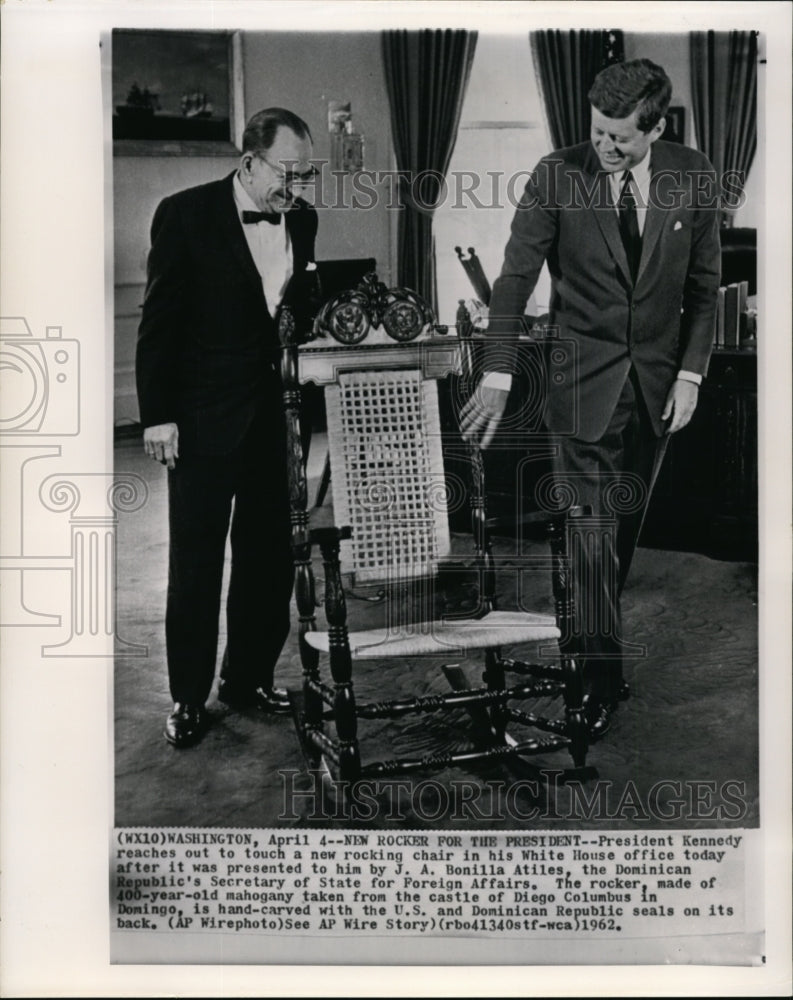 1962 Press Photo Pres Kennedy reaches out to touch a new rocking chair - Historic Images