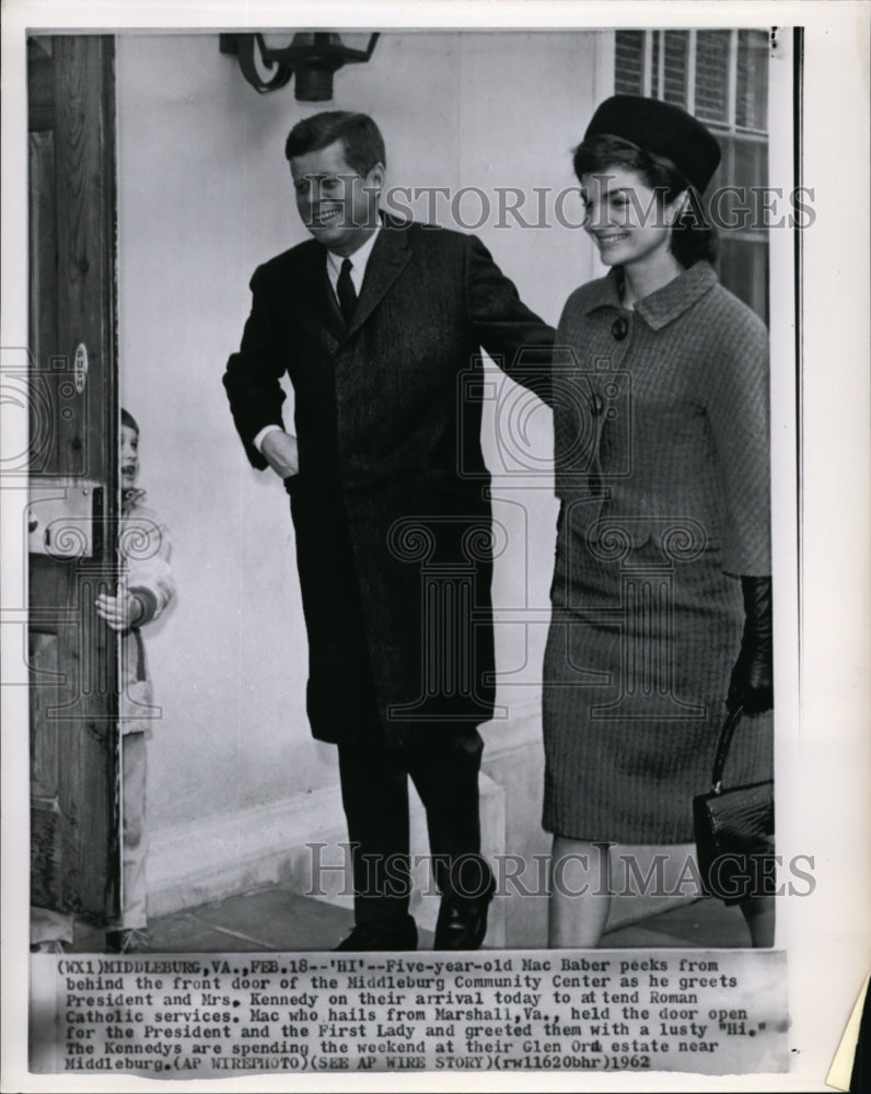 1962 Press Photo Five-Year-Old Mac Baber peeks from behind the front door - Historic Images