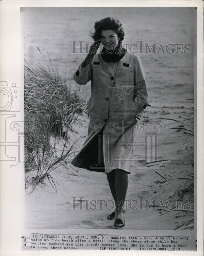 1960 Press Photo Mrs. John F. Kennedy walks up from beach after a stroll - Historic Images