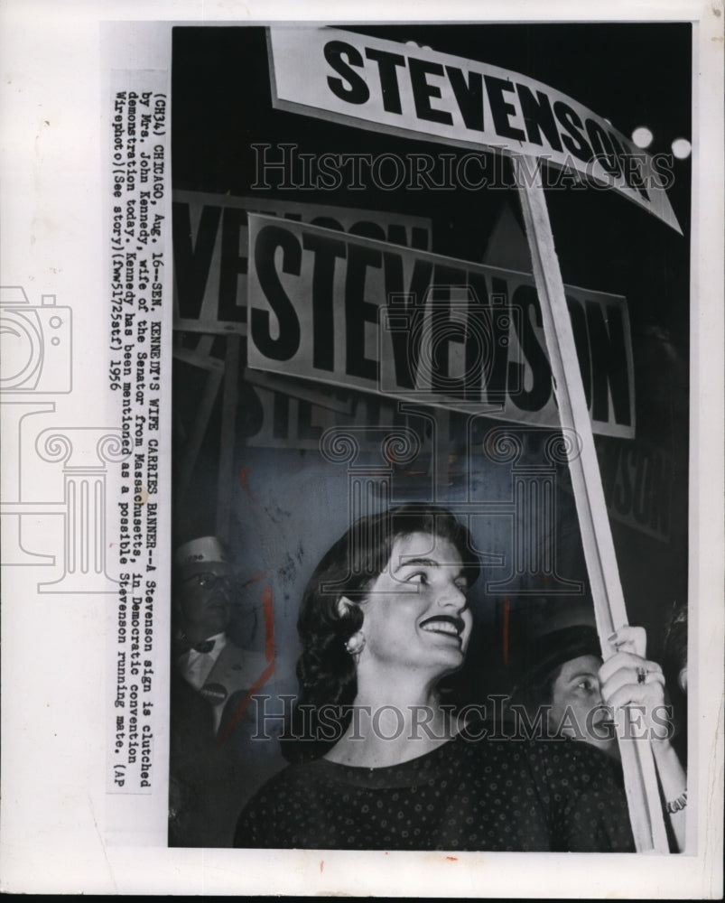 1960 Press Photo A Stevenson sign is clutched by Mrs. John Kennedy in Democratic - Historic Images
