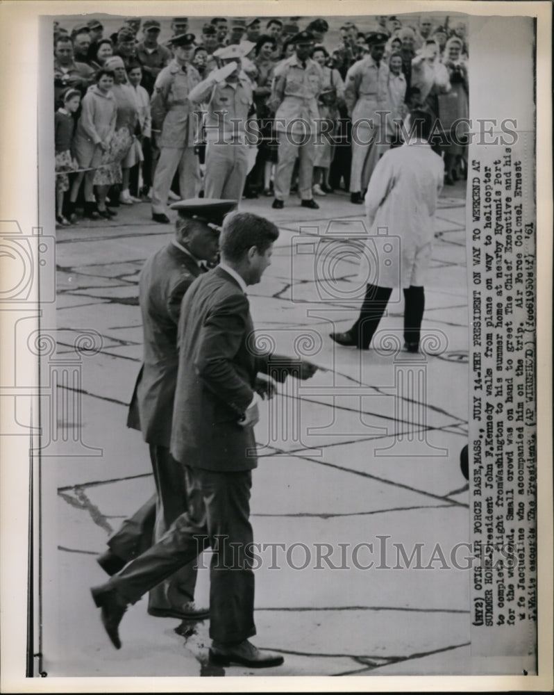 1961 Press Photo Pres John Kennedy walks from plane on way to helicopter to - Historic Images