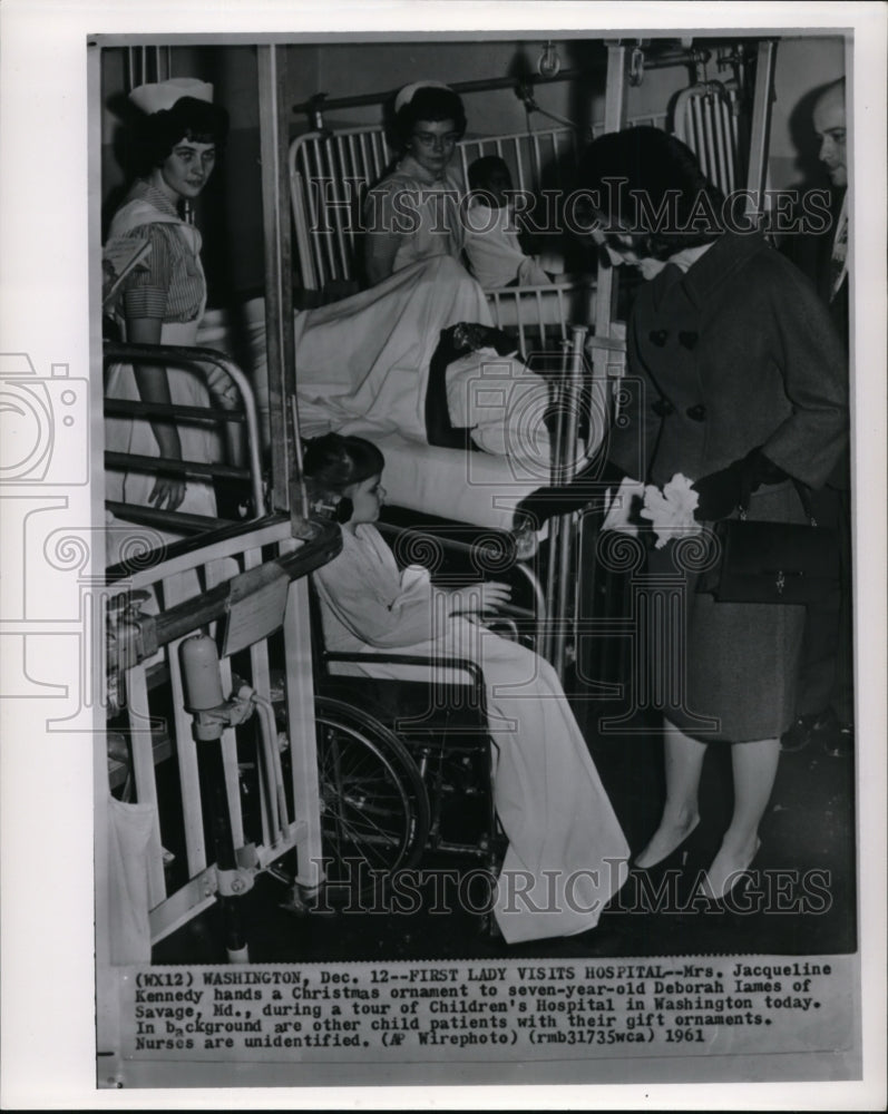 1961 Press Photo Mrs. Jacqueline Kennedy hands a Christmas ornament - Historic Images