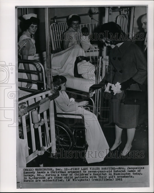 1961 Press Photo Mrs. Jacqueline Kennedy hands a Christmas ornament - Historic Images