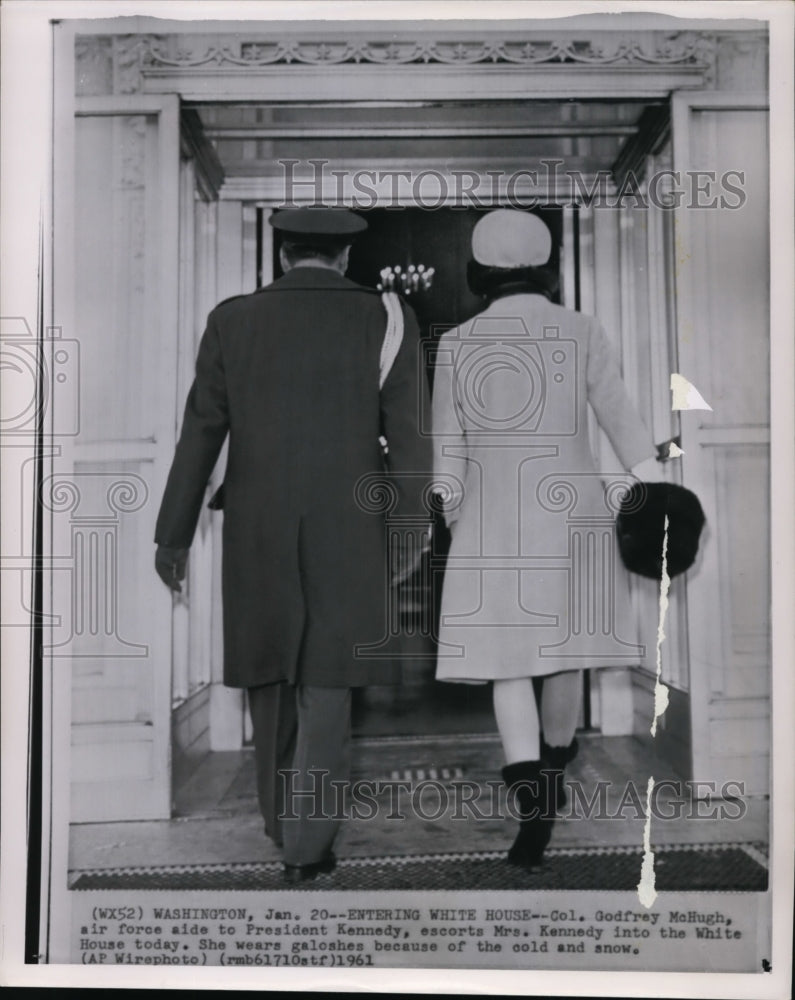 1961 Press Photo Col. Godfret McHugh escorts Mrs. Kennedy into the White House - Historic Images