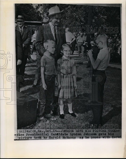 1960 Press Photo Vice Presidential Candidate Lyndon Johnson gets his picture - Historic Images