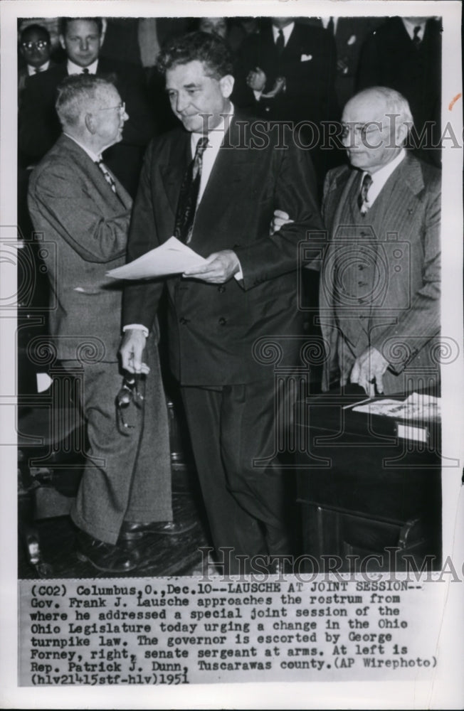 1951 Press Photo Gov. Frank J. Lausche approaches the rostrun for where he - Historic Images