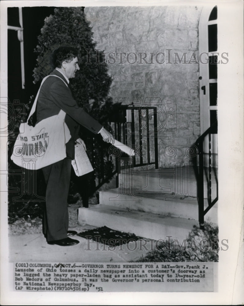 1951 Press Photo Gov. Frank J. Lausche of Ohio tosses a daily newspaper into - Historic Images