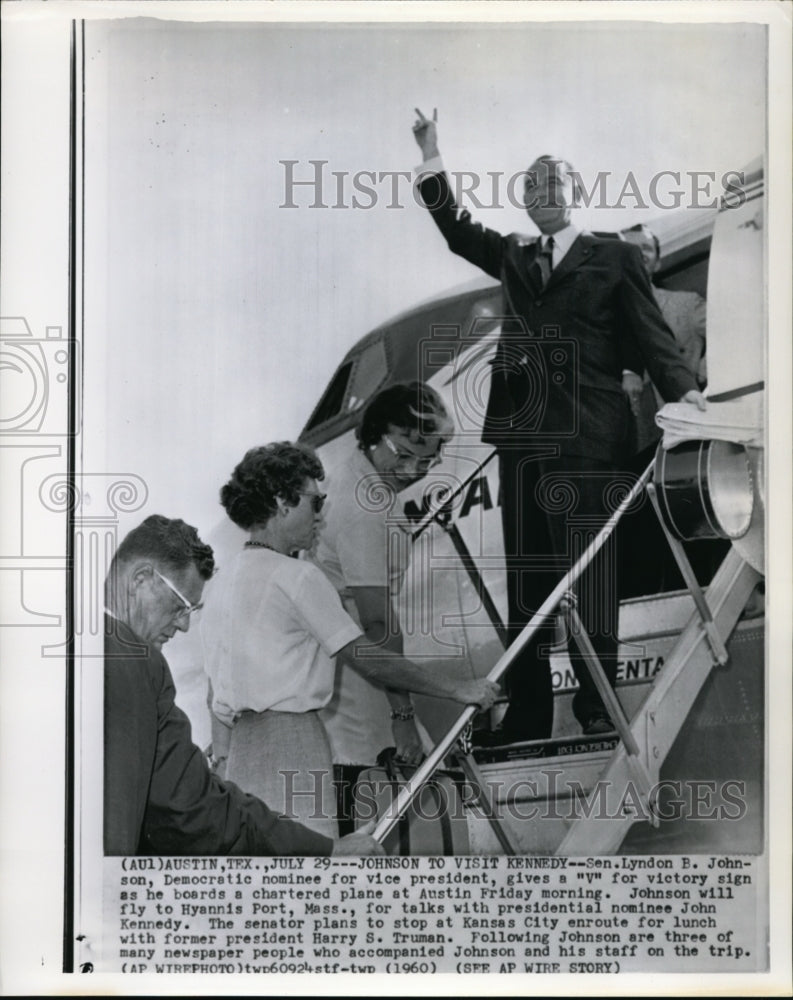 1960 Press Photo Sen. Lyndon B. Johnson gives a &quot;V&quot; for victory sign as he board - Historic Images