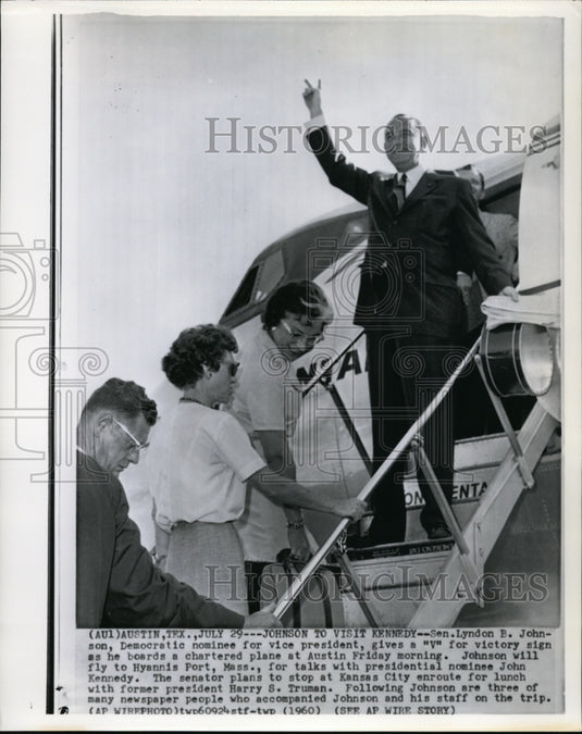 1960 Press Photo Sen. Lyndon B. Johnson gives a "V" for victory sign as he board - Historic Images