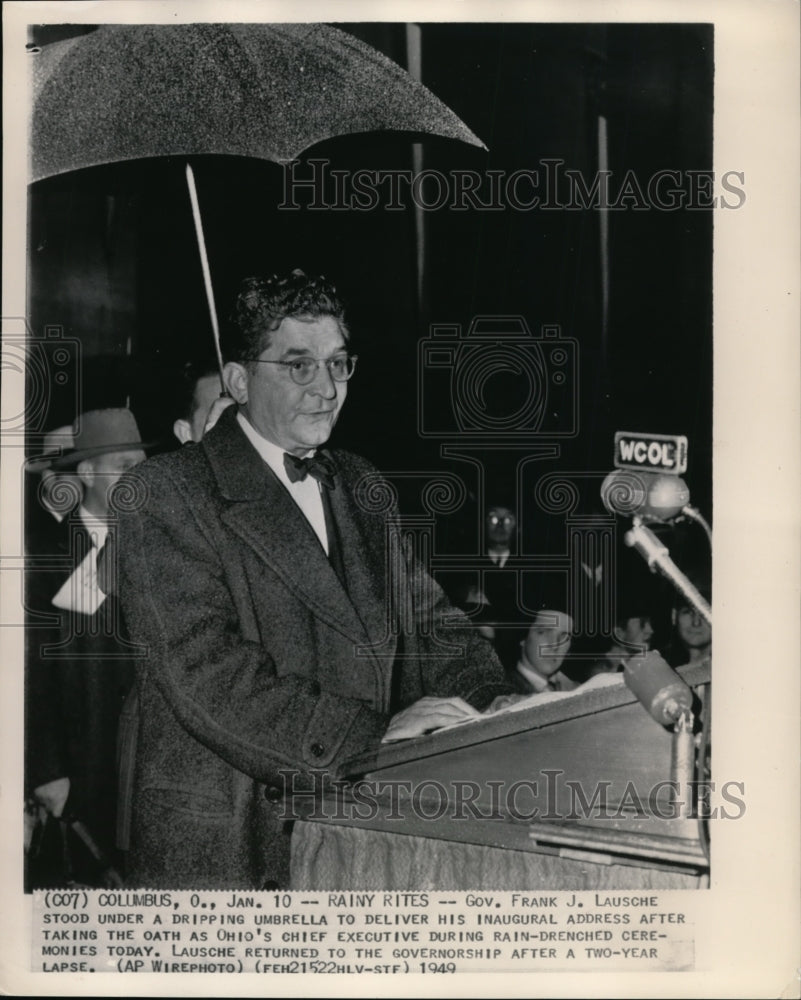 1949 Press Photo Gov. Frank J. Lausche stood unde a dripping umbrella to deliver - Historic Images