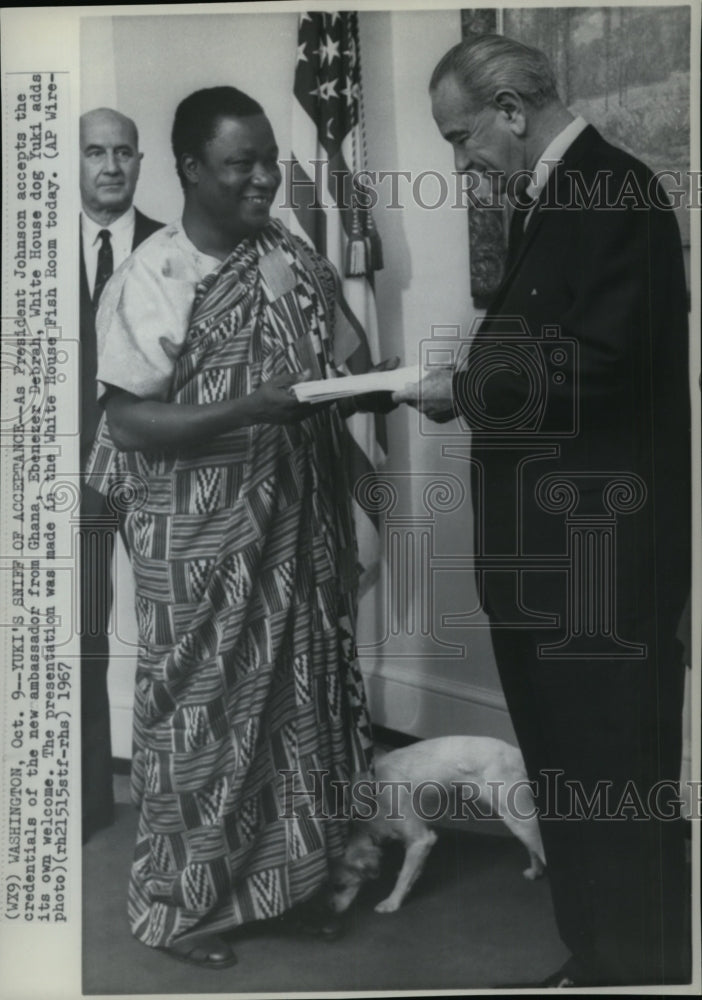 1967 Press Photo As Pres Johnson accepts the credentials of the new ambassador - Historic Images