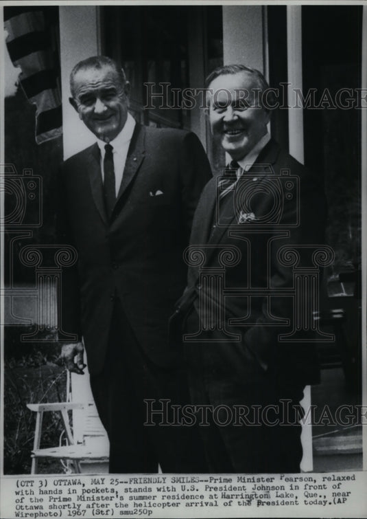 1967 Press Photo Prime Minister Pearson stand with US Pres Johnson - Historic Images